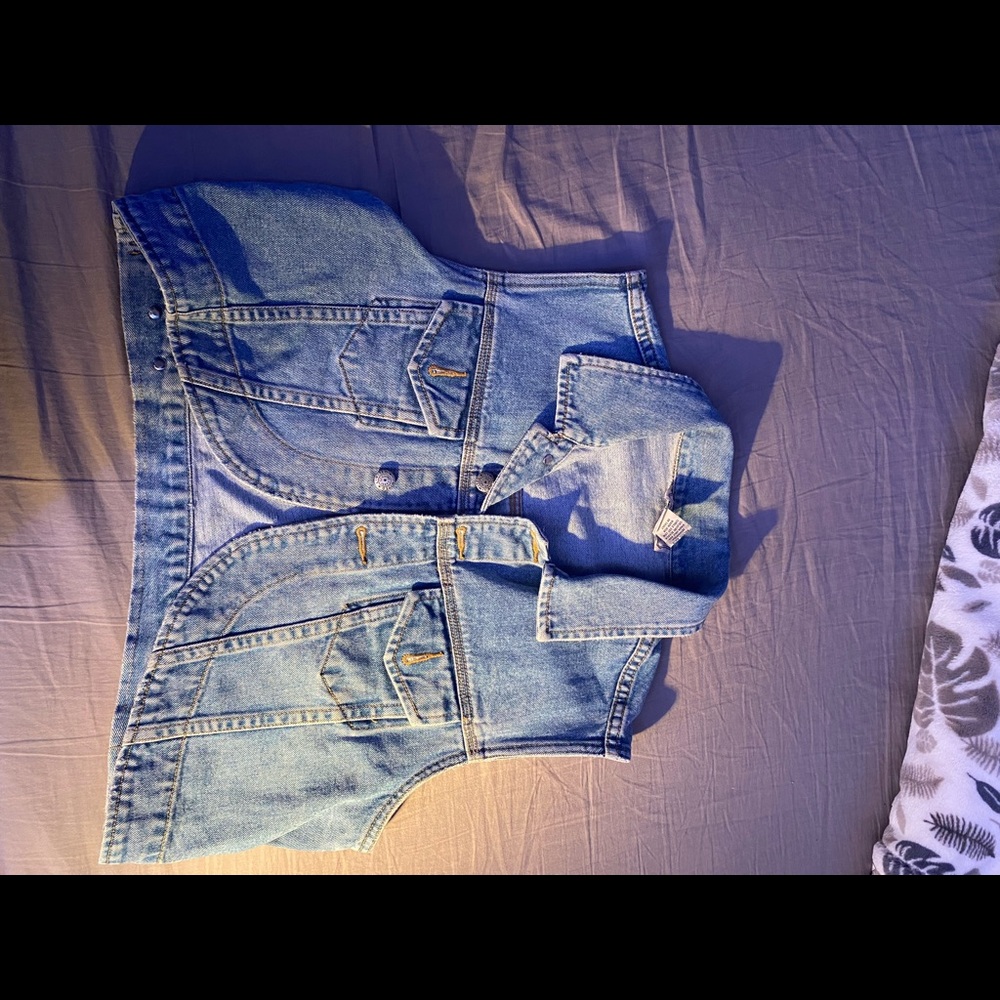 Cropped jean jacket. Size L